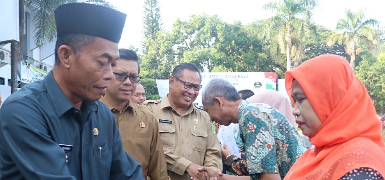 Bupati Subang H. Ruhimat Serahkan Uang kadedeh Untuk para Pensiunan ASN