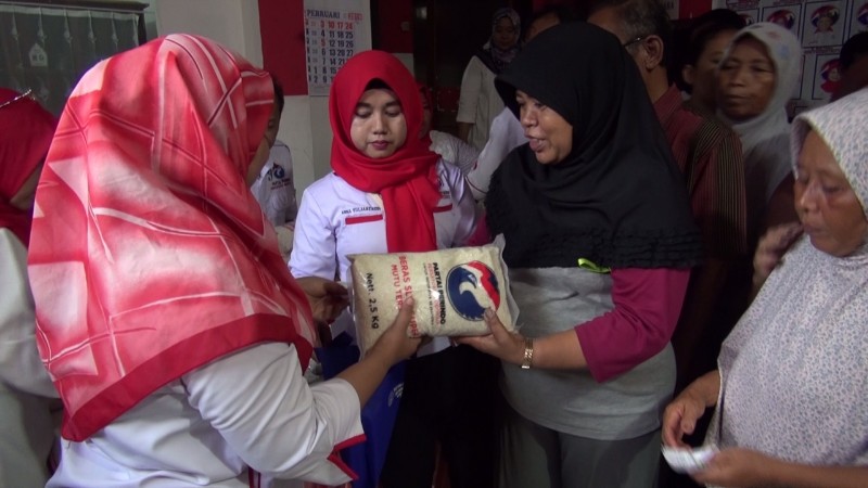 Kartini Perindo Subang Menggelar Bazar Murah