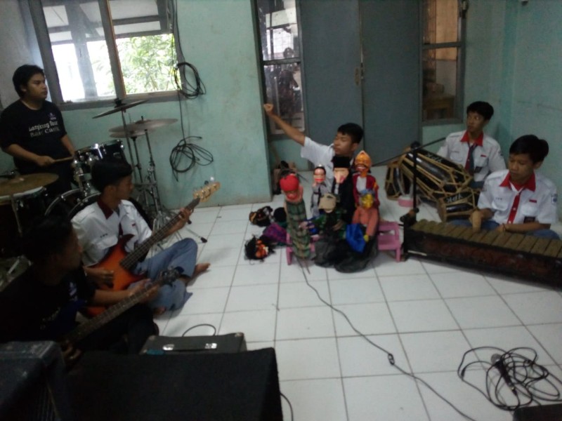 SMK YPK Purwakarta Mimiliki Dalang Wayang Golek Kontemporer Reza