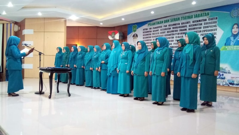 Ketua TP PKK Kabupaten Subang Ny Yoyoh Sofiah Ruhimat  Melantik Ketua TP PKK Kecamatan di Aula Pemda Subang