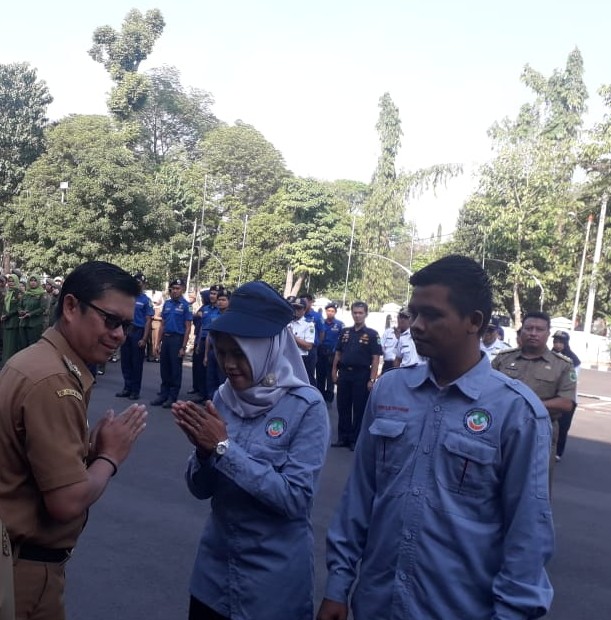 Wakil Bupati Agus Maskur Menyerahkan Penghargaan UMKM