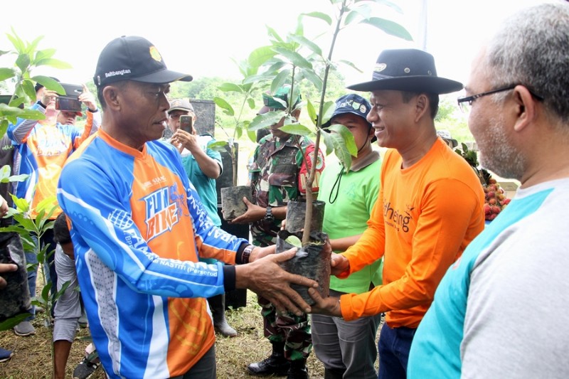 Bupati Subang Menanam Pohon di Cijambe Untuk Mengatasi Bencana Lonsor