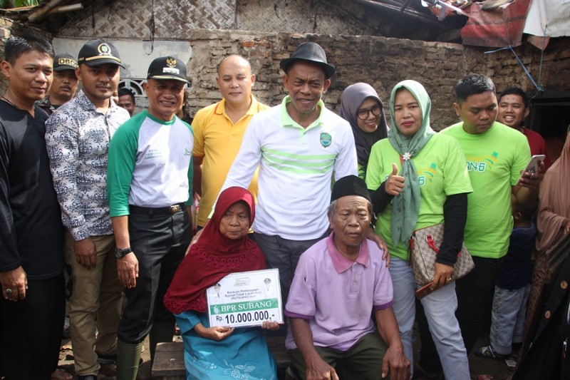 Dua Warga Ciasem Mendapat Bantuan Pemerintah Perbaikan Rumah Tidak Layak Huni