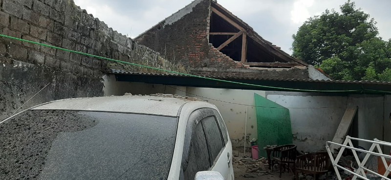 Aduh! Dinding Tembok Sekolah Subang, Ambruk Menimpa Rumah dan Mobil Rusak Pemiliknya Minta Ganti Rugi