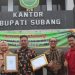 Bupati Subang Memberikan Penghargaan Kepada PT. Taekwang Terkait Penanggulan HIV AIDS